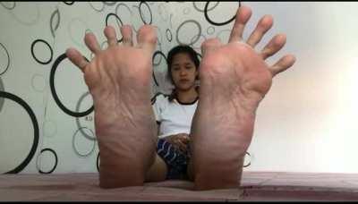 Now those are some crazy long Asian toes