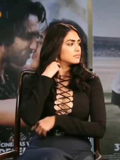 Hot Mrunal struggling with her own boobs. what a hot chic she is, exotic face, juicy boobs and hot body🔥❤️🔥🔥