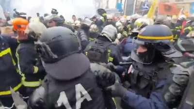 Comment en est-on arrivé là ? Manifestation des pompiers d'aujourd'hui.