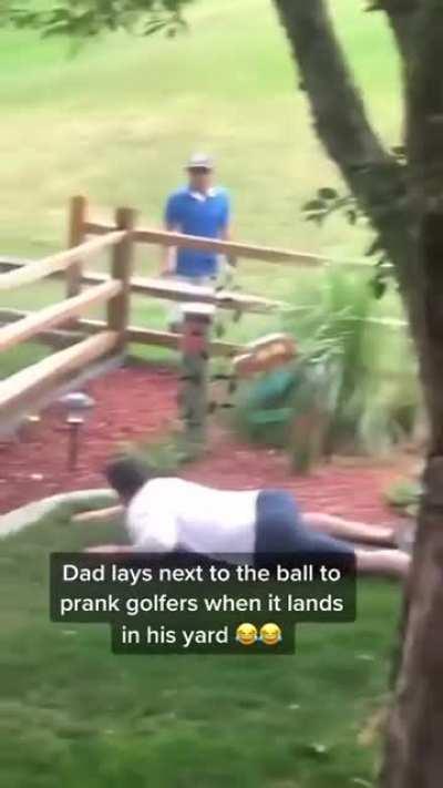 Dad lays next to the ball to prank golfers