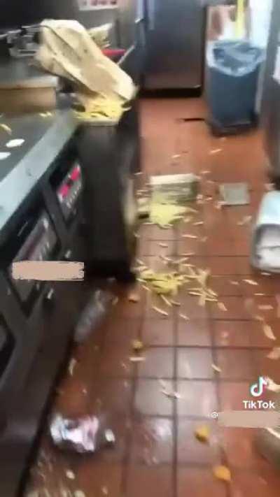 girls DESTROY kitchen of fast food restaurant before quitting