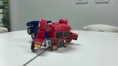 This Transformers robot actually living up to its name