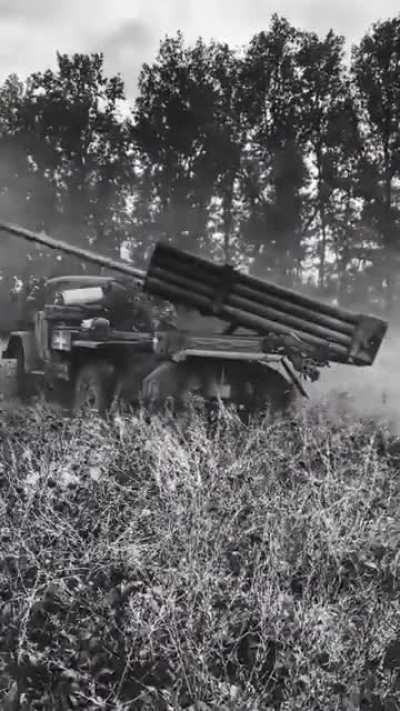 Ukraine soldier with Mandalorian mask oversees MLRS launch at Russian positions