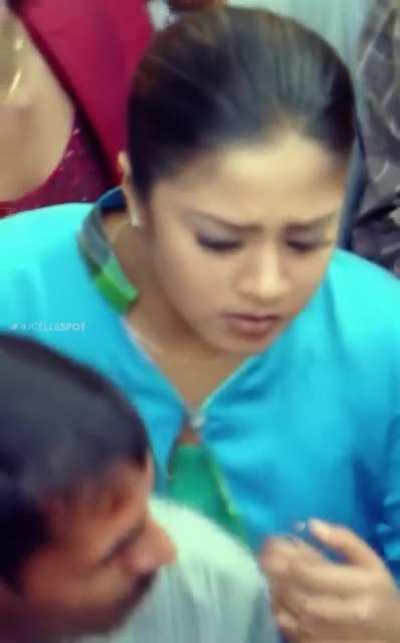 Jyothika huge melons pressed by public in #Raja movie scene