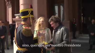 La entrega del regalo de los Granaderos al Presidente por su cumpleaños.