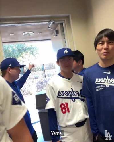 Teoscar teaching Shohei and Yoshinobu Spanish.