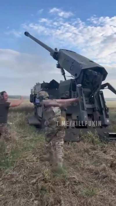 Ukrainian artillerymen operating CAESAR self-propelled howitzer