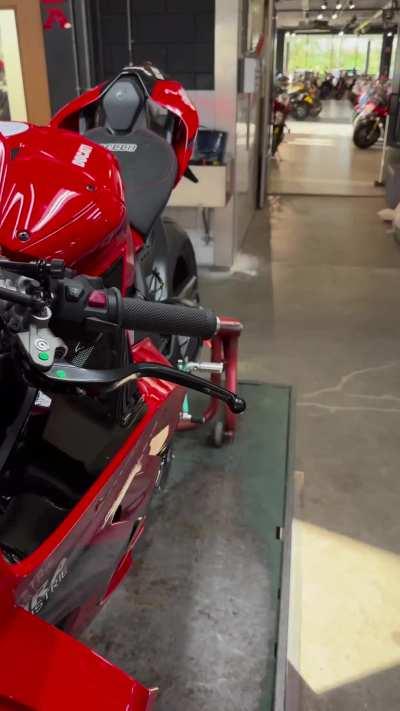 Unboxing van de Ducati V4S Pecco limited edition.