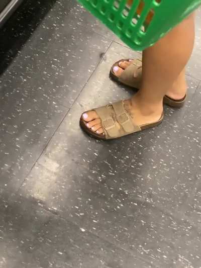 Do you look at girls wearing sandals when you go to the store 🙄