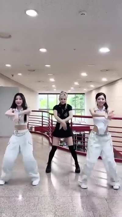 Chaeryoung, Somi and Yuna - Fast Forward Challenge