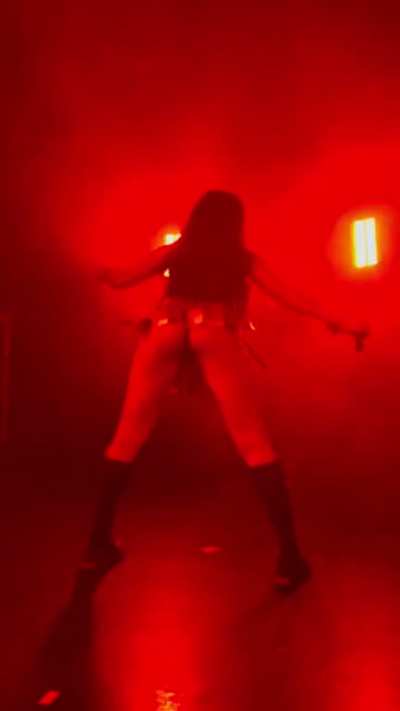 Charli shaking her ass