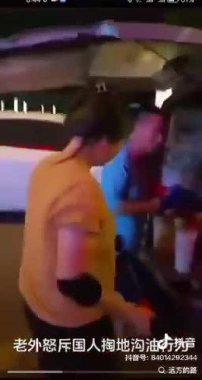 Foreigner caught a Chinese couple scooping up gutter oil