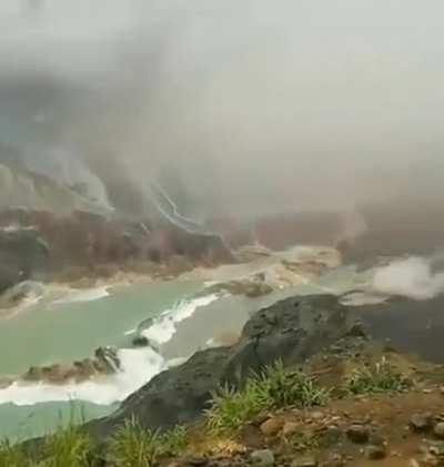 Giant landslide makes lake disappear