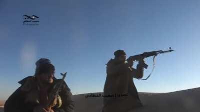 [Graphic] Ma'rib Tribal Fighter engage Houthis in close combat with RPG and heavy Fire on Jabal Balaq enemies visible and can be seen firing back [Southern Marib Front ] Prisoners taken [9th December 2021]