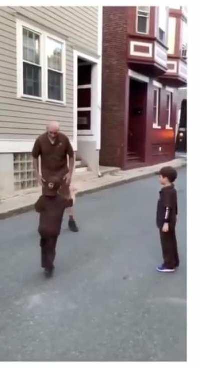 Neighbourhood kids dress up as beloved UPS delivery driver to surprise him 😭🥰