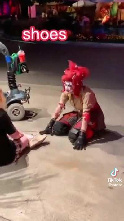 A nice tying shoe lesson from a clown