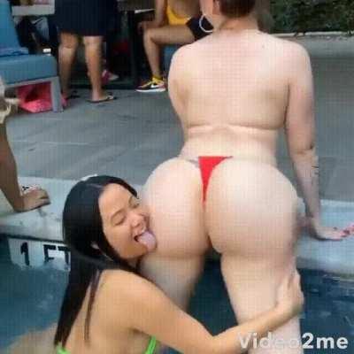 asian girl worships her friend's pawg❄️😍