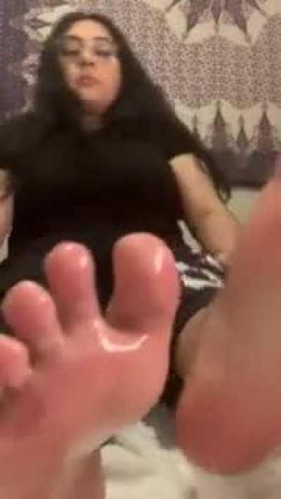 Nikki pretty feet