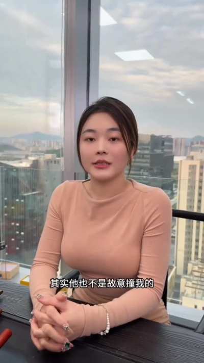 挂着粤港两地粉色劳斯莱斯被撞，劳斯莱斯女司机发视频开心回应