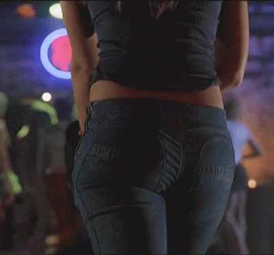 Jessica Alba ass walking in tight jeans