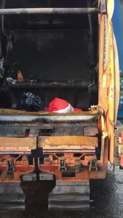 SaNtA CrUsHeD &amp;amp; DecApiTaTeD In BrUtAL PubLiC EXecUtiOn