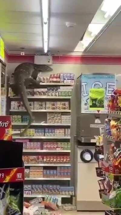 Original Footage of Jeff Bezos in an Amazon Go-Convenience-Store