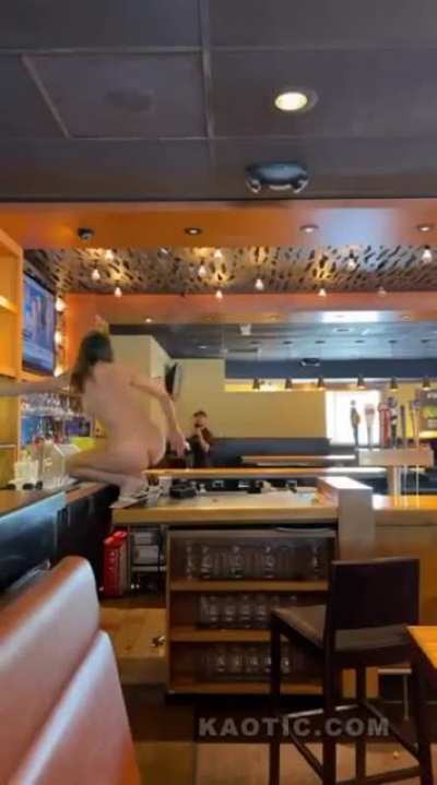 Naked lady freakout at restaurant