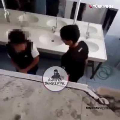 Düzce’de Suriyeli 3 öğrenci, 13 yaşındaki U.C’yi okul tuvaletinde darp edip video yayınladı. 

 Adli ve idari işlem başlatılan 3 öğrenci okuldan uzaklaştırıldı.