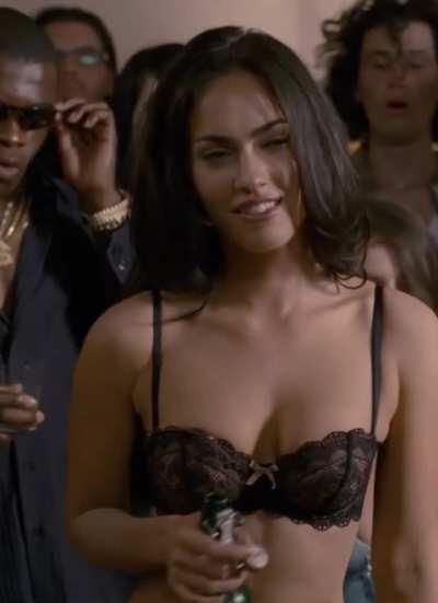 Megan Fox unveiling her 10/10 body