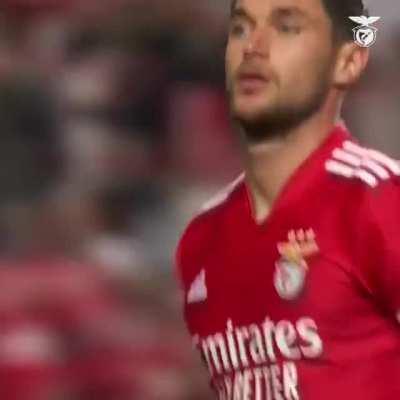 Yaremchuck, a Ukrainian striker for Benfica, was brought on to a standing ovation from both fans attending the match He was also given the captain’s armband How can you not be emotional? 🇺🇦