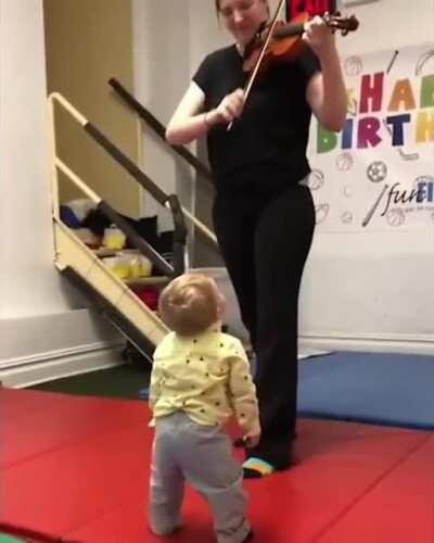 Baby hears a violin for the first time