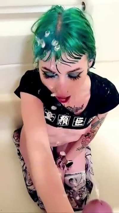 alt girls love to drink piss too