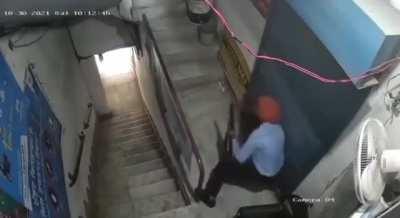 Armed robbery against a gold loan office