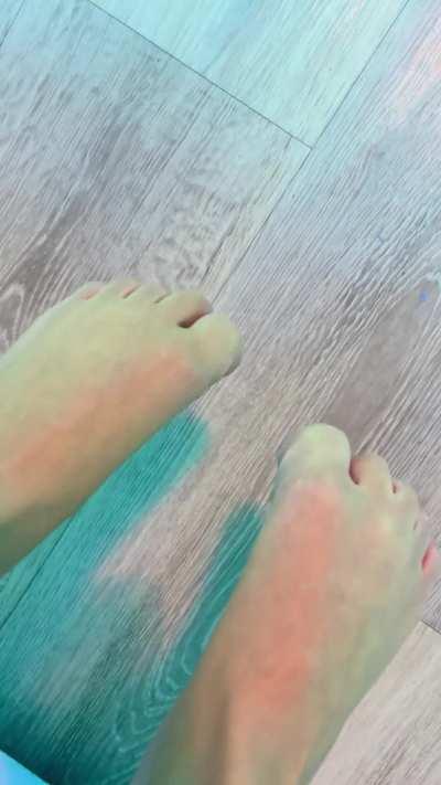 Wanna suck on my toes? 