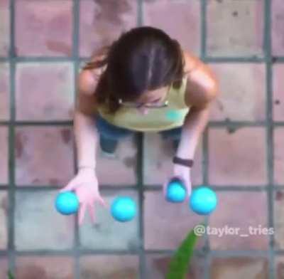 The way that these balls are juggled