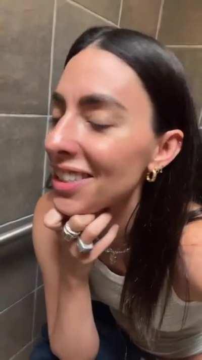 Jade Catta Preta - Post show pee