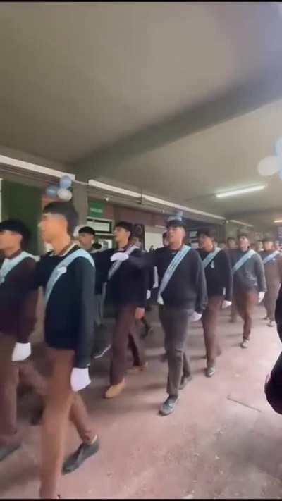 Alumnos de la escuela técnica N° 1 de Lules, provincia de Tucumán, desfilaron como cadetes militares en acto patrio.