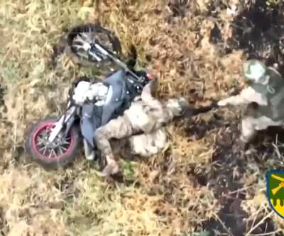 Russian occupier throws his wounded comrade off their motorcycle and leaves him