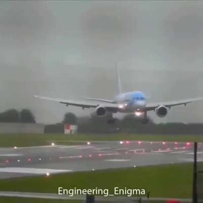 Pilot does impressive sideways landing in 40 mph crosswinds