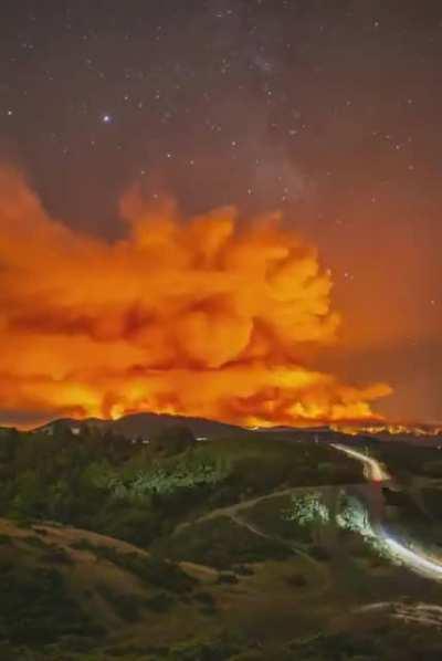 Timelapse of a quickly growing fire in the Santa Cruz Mountains, California