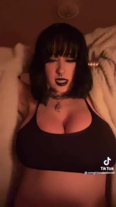 (onegirlonebraincell) big boobs emo girl