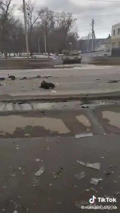 Ukrainian tank engages while next to a destroyed Russian convoy at Mariupol