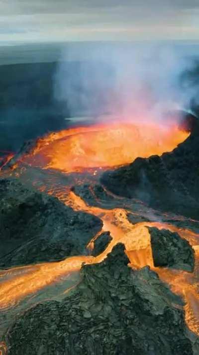 The majestic beauty of nature in the eruption of the Fagradalsfjal volcano in August 2021.