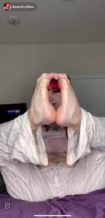 @anarchyelmo close up soles on TikTok live, such cute feet