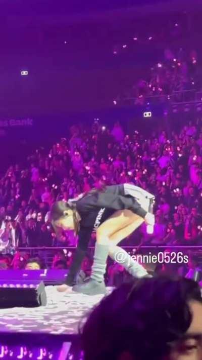 C'mon people on the vip seats we know someone had a good angle for this jennie's ass moment 🥵🍑