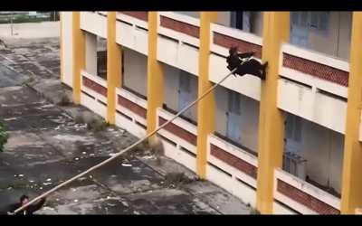 Vietnamese Police Special Forces used a bamboo tree to climb to the 3rd floor on training.