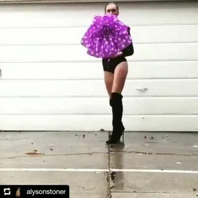 Umbrella ass dance