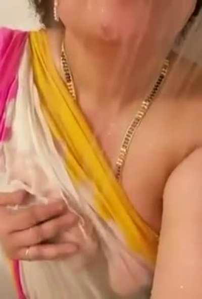 Desi Girl Wet Saree 😍(Indian Unseen Vids Collection Available For Cheap - DM)