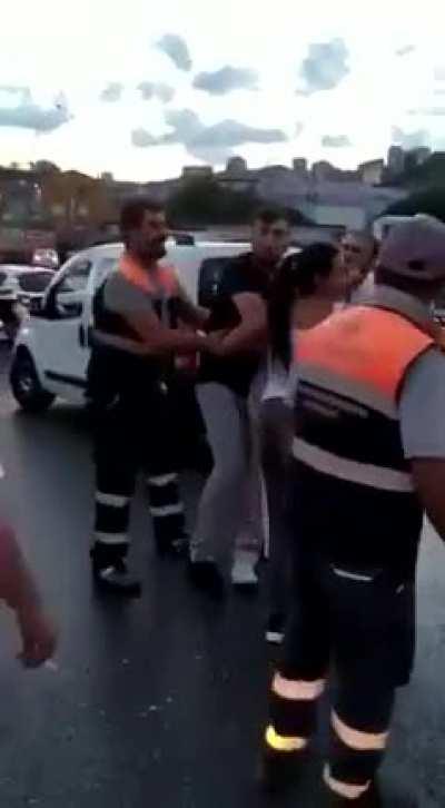 Turkish man assaults a woman driver in Istanbul traffic