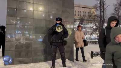 Moscow this evening... Russians saying farewell to Navalny